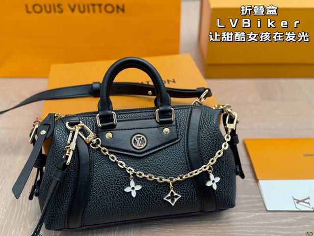 折叠盒 Lv Biker 让甜酷女孩在发光 这只机车包酷帅又不失精致 和皮夹克实在是太搭了，出街去感受阳光，风里有自由的味道 尺寸22 12