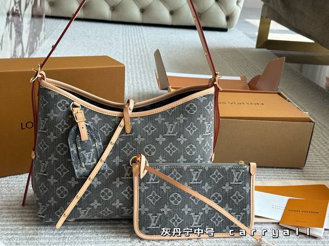 复刻版 这款简直是我最爱的包包了 Lv24限量款丹宁牛仔Carryall中号 丹宁牛仔的材质超级轻便超级好凹造型 肩带的植鞣革采用了这一系列经典的+铆钉的设计