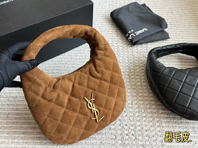 羊皮 麂皮 配盒 Size:中宽 26*17Cm Ysl 25秋季系列Wander 手袋的新品- Lcarino 手袋 黑金配饰经典永不出错 轻松拿捏松弛高级感 羊皮 麂皮 配盒 Size:中宽 26*17Cm Ysl 25秋季系列Wander 手袋的新品- Lcarino 手袋 黑金配饰经典永不出错 轻松拿捏松弛高级感
