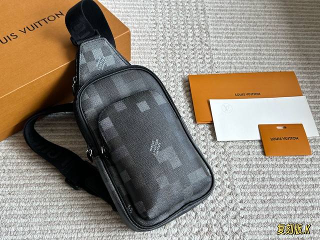 配盒 复刻版 Size：31 20Cm L家 男士胸包 一款背起来超舒服的它 超级百搭！ 很实用的款式！
