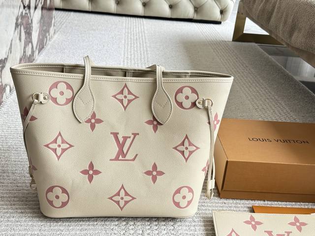Lv Neverfull购物袋 N41605Lv 家的经典王牌，超大容量的设计作为妈咪包和Ol通勤都是妥妥 滴,出镜率 最高的包款。条纹内衬完全不单调沉闷，设计