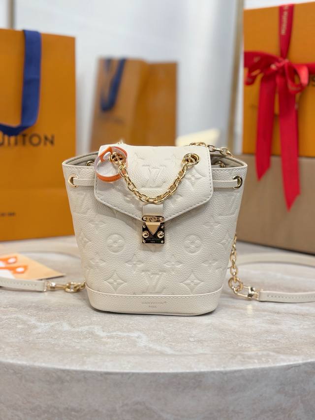 顶级原厂 Nano Noé 双肩包 M25819杏色 本款 Nano Noé 双肩包取材 Monogram Empreinte 皮革 以抽绳设计和柔润轮廓呼应原