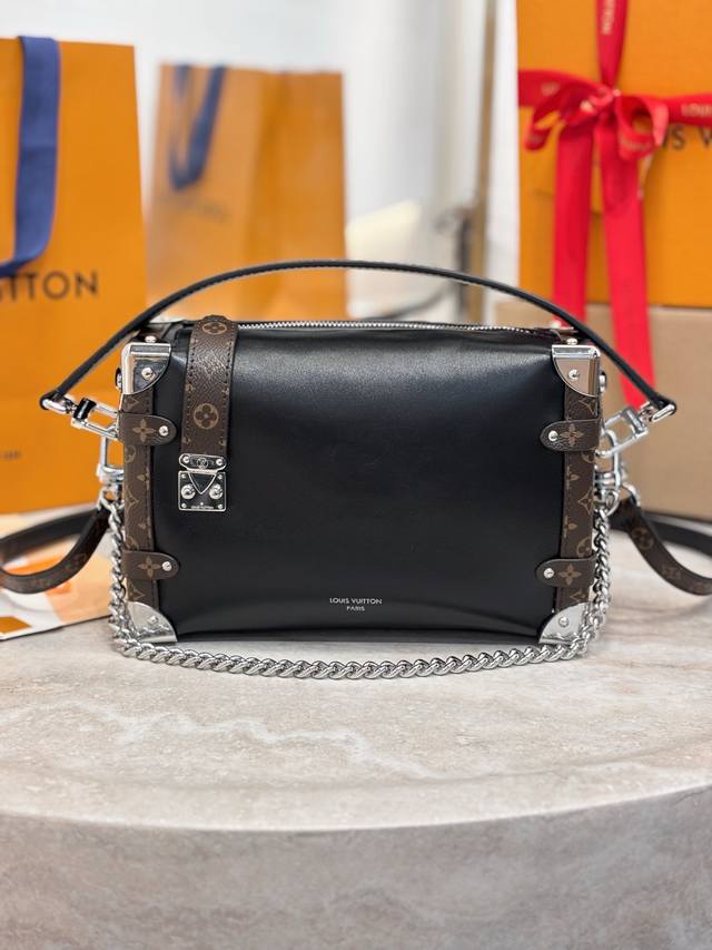 顶级原单 Side Trunk Vibe 中号手袋 M15195黑色 本款 Side Trunk Vibe 手袋以前卫设计重塑品牌经典 Side Trunk 箱