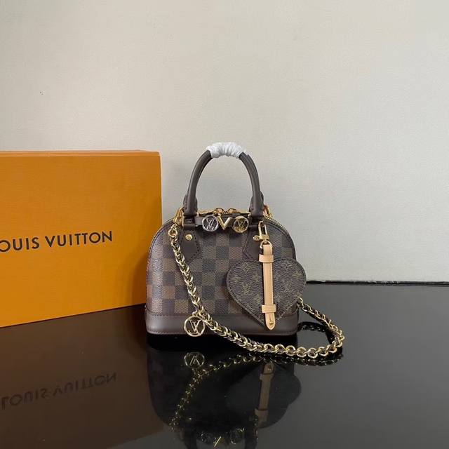 顶级货 163芯片C1 新款 Alma Mini Lv&I K00015 白花 Lv&I系列推出了这款可定制的套件，以独家迷你尺寸的标志性Alma为特色。旨在打