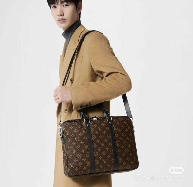 163C01芯片 顶级原单N41478黑格 M52005老花 粗犷的Damier Graphite格纹帆布赋予此款Porte-Documents Voyage小