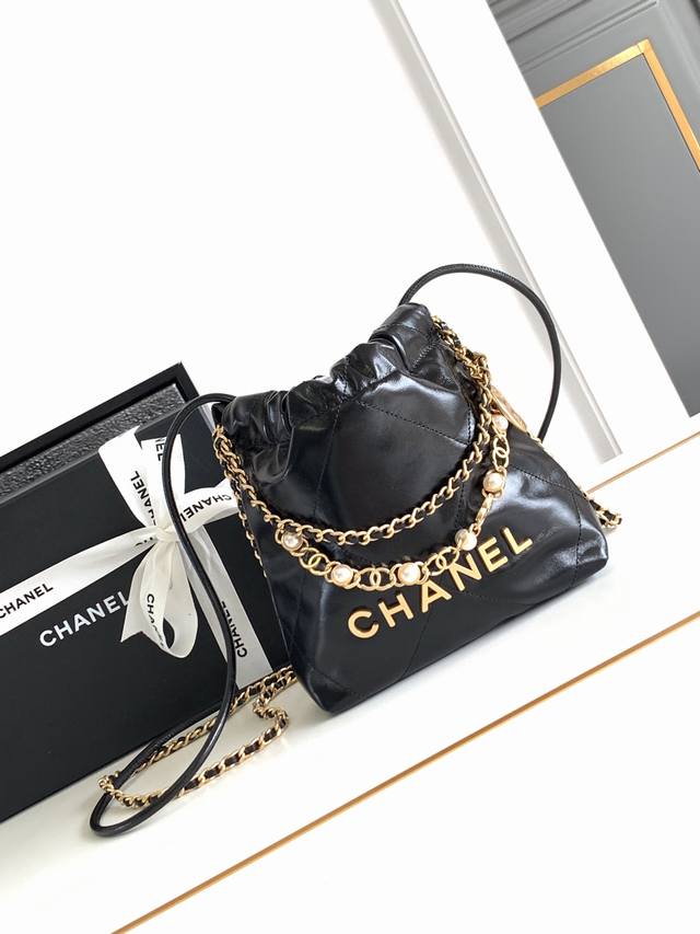 Chanel 24A珍珠烧焊链条!春夏新款 Mini22Bag珍珠款的皮质是亮面牛皮,有点油蜡皮的感觉,五金Logo也是带有菱格纹等比缩小的22Bag比大尺寸来 Chanel 24A珍珠烧焊链条!春夏新款 Mini22Bag珍珠款的皮质是亮面牛皮,有点油蜡皮的感觉,五金Logo也是带有菱格纹等比缩小的22Bag比大尺寸来