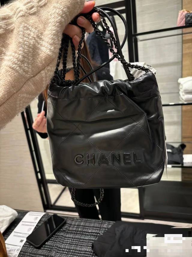 Chanel 24早春新款全黑扣 Mini 22Bag全新纯黑扣黑扣包超级炫酷，Chanel Logo字母也是酷炫的黑配色跟大尺寸一样的亮面小牛皮搭配复古银色五