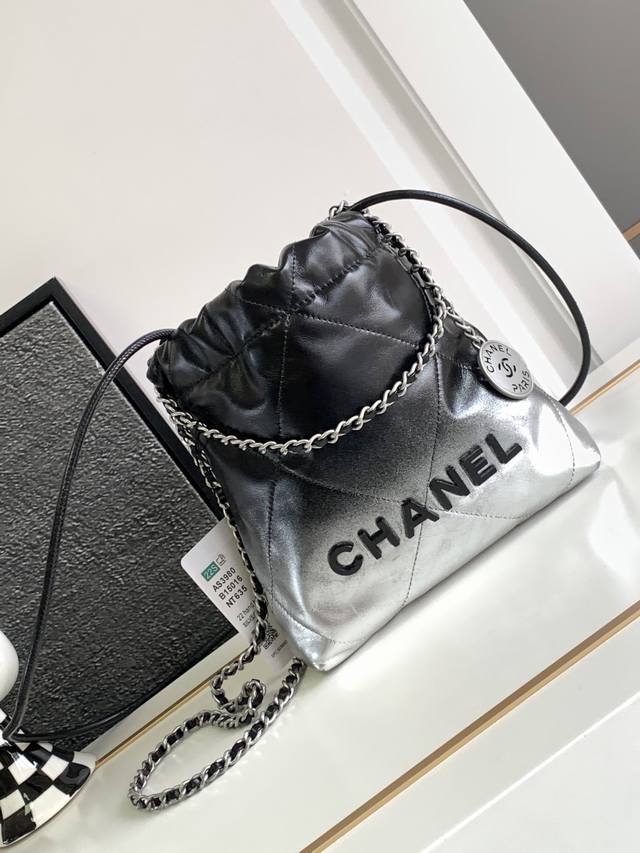 迷你号现货啦Chanel 24早春新款黑银渐变 Mini 22Bag 黑银灰的渐变超级炫酷，Chanel Logo字母也是酷炫的黑枪配色 跟大尺寸一样的亮面小牛