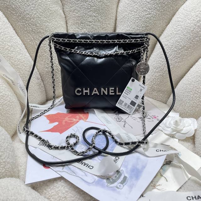 新款现货！！黑配银！Chane123S3980香奈儿的Mini22击中红心了 香奈鹅的包包配饰永远都会被种草来自刚结束的 春夏系列 尤其是这一季新出的这两个配色