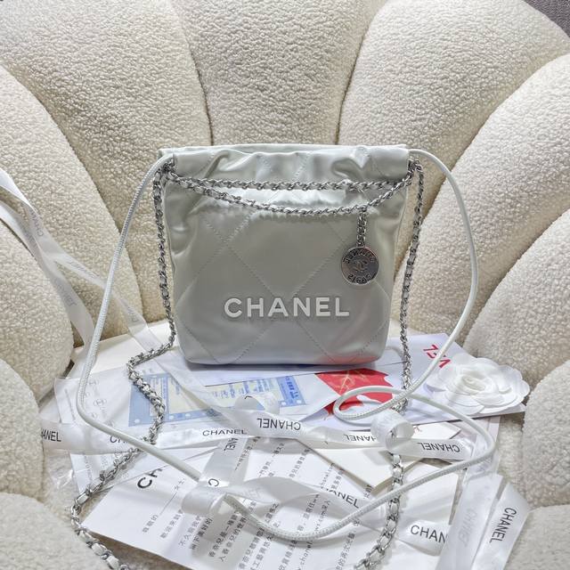 新款现货！！灰色渐变！Chane123S3980香奈儿的Mini22击中红心了 香奈鹅的包包配饰永远都会被种草来自刚结束的 春夏系列 尤其是这一季新出的这两个配