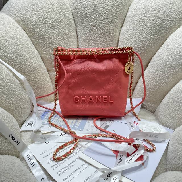 新款现货！！深粉球纹！Chane123S3980香奈儿的Mini22击中红心了 香奈鹅的包包配饰永远都会被种草来自刚结束的 春夏系列 尤其是这一季新出的这两个配
