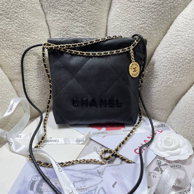 新款现货！！黑色球纹！Chane123S3980香奈儿的Mini22击中红心了 香奈鹅的包包配饰永远都会被种草来自刚结束的 春夏系列 尤其是这一季新出的这两个配