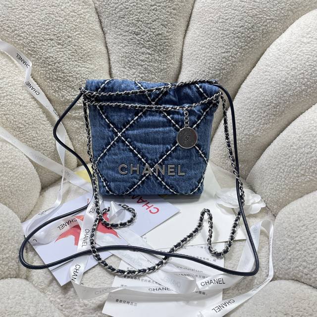 新款现货！！Chane123S3980香奈儿的Mini22击中红心了 香奈鹅的包包配饰永远都会被种草来自刚结束的 春夏系列 尤其是这一季新出的这两个配色的Min