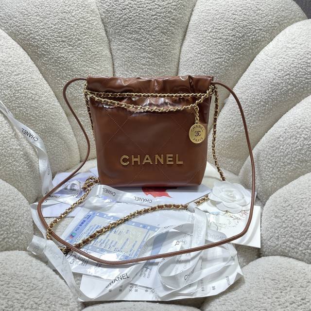 新款现货！！焦糖！Chane123S3980香奈儿的Mini22击中红心了 香奈鹅的包包配饰永远都会被种草来自刚结束的 春夏系列 尤其是这一季新出的这两个配色的