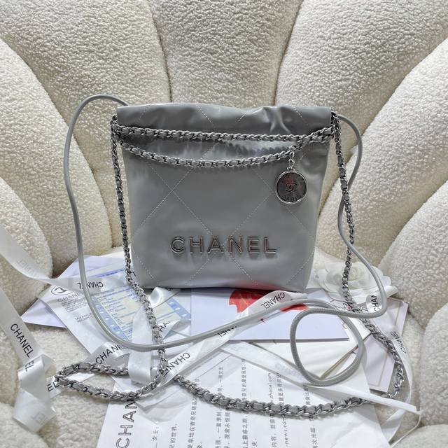 新款现货！！浅灰配银！Chane123S3980香奈儿的Mini22击中红心了 香奈鹅的包包配饰永远都会被种草来自刚结束的 春夏系列 尤其是这一季新出的这两个配