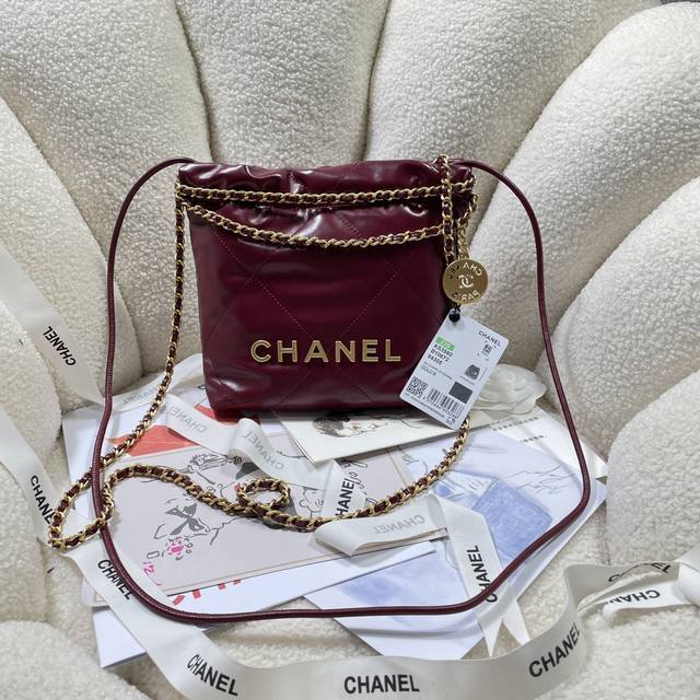 新款现货！！酒红配金！Chane123S3980香奈儿的Mini22击中红心了 香奈鹅的包包配饰永远都会被种草来自刚结束的 春夏系列 尤其是这一季新出的这两个配