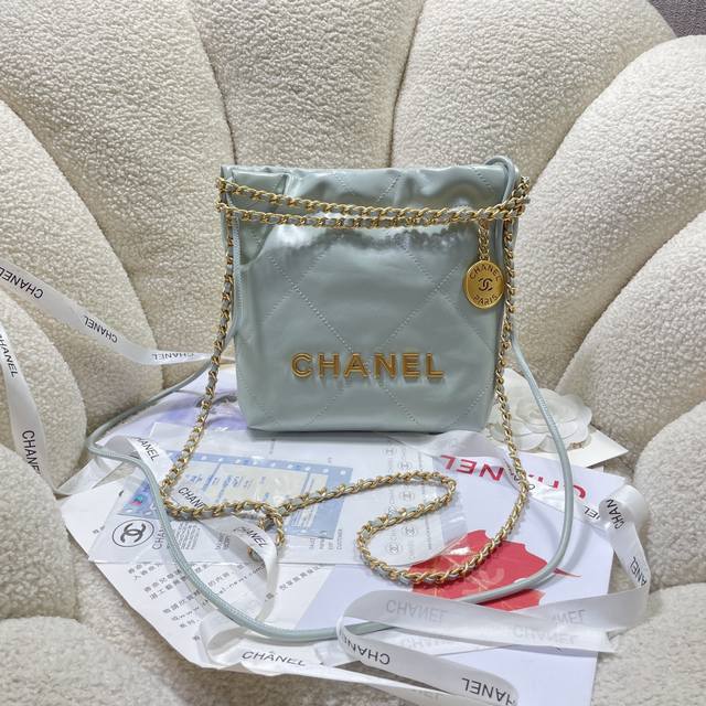 新款现货！！浅雾霾蓝配金！Chane123S3980香奈儿的Mini22击中红心了 香奈鹅的包包配饰永远都会被种草来自刚结束的 春夏系列 尤其是这一季新出的这两