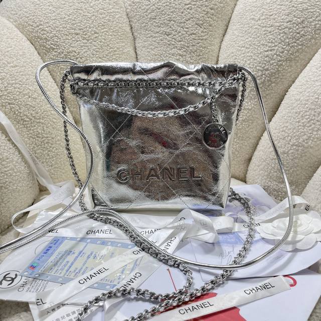 新款现货！！亮银色！Chane123S3980香奈儿的Mini22击中红心了 香奈鹅的包包配饰永远都会被种草来自刚结束的 春夏系列 尤其是这一季新出的这两个配色