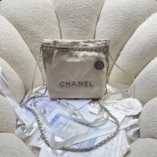 新款现货！！杏配银！Chane123S3980香奈儿的Mini22击中红心了 香奈鹅的包包配饰永远都会被种草来自刚结束的 春夏系列 尤其是这一季新出的这两个配色