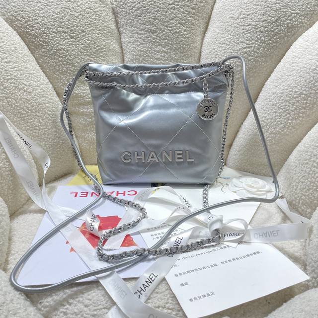 新款现货！！银色！Chane123S3980香奈儿的Mini22击中红心了 香奈鹅的包包配饰永远都会被种草来自刚结束的 春夏系列 尤其是这一季新出的这两个配色的