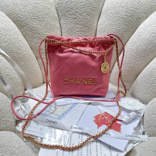 新款现货！！深粉配金！Chane123S3980香奈儿的Mini22击中红心了 香奈鹅的包包配饰永远都会被种草来自刚结束的 春夏系列 尤其是这一季新出的这两个配