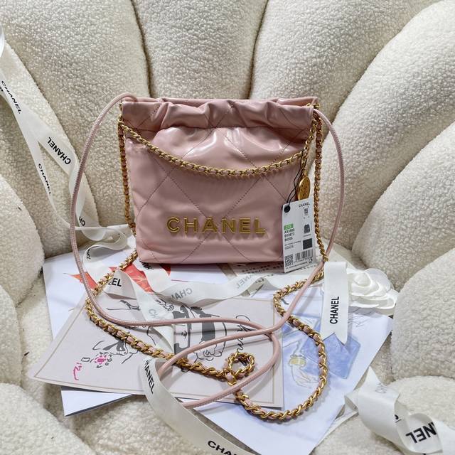 新款现货！！Chane123S3980香奈儿的Mini22击中红心了 香奈鹅的包包配饰永远都会被种草来自刚结束的 春夏系列 尤其是这一季新出的这两个配色的Min