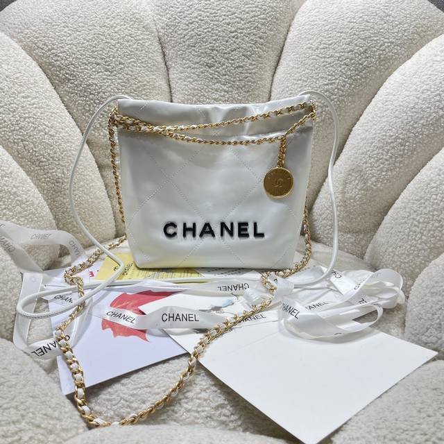 新款现货！！白配克！Chane123S3980香奈儿的Mini22击中红心了 香奈鹅的包包配饰永远都会被种草来自刚结束的 春夏系列 尤其是这一季新出的这两个配色