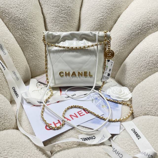 新款现货！！白配金！Chane123S3980香奈儿的Mini22击中红心了 香奈鹅的包包配饰永远都会被种草来自刚结束的 春夏系列 尤其是这一季新出的这两个配色