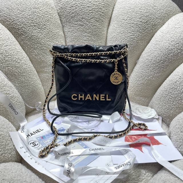 新款现货！！黑色皱纹！Chane123S3980香奈儿的Mini22击中红心了 香奈鹅的包包配饰永远都会被种草来自刚结束的 春夏系列 尤其是这一季新出的这两个配