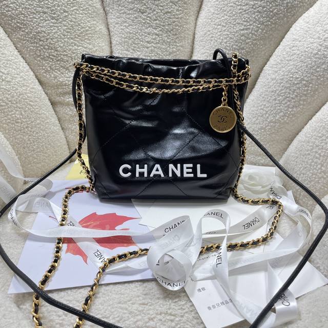 新款现货！！黑配白！Chane123S3980香奈儿的Mini22击中红心了 香奈鹅的包包配饰永远都会被种草来自刚结束的 春夏系列 尤其是这一季新出的这两个配色