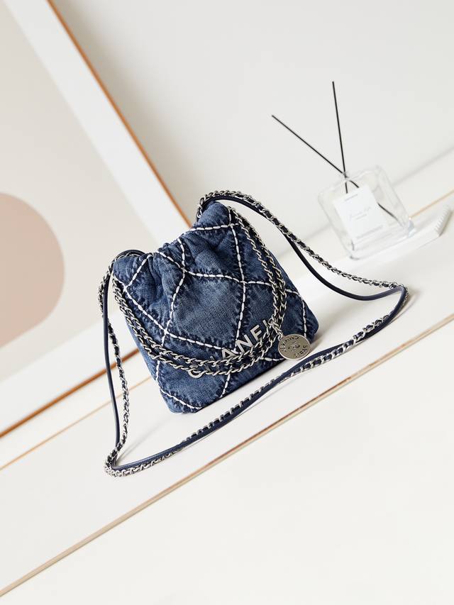 24P牛仔垃圾袋 隐藏大爆款哇 随性高级的水洗牛仔蓝色怎么能这么好看呀~再点缀上银色Chanel字母那份洒脱的率性感立马就出来了 不管是迷你款还是小号的尺寸背上