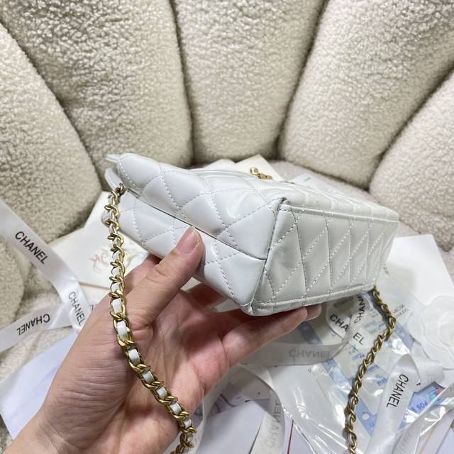 白色现货24A Kelly手柄包 丝绒布 时尚是一个轮回，大热门中古Kelly被Chanel重新设计焕发生机，中古Kelly以经典的手柄手提出名，在基础加上皮穿