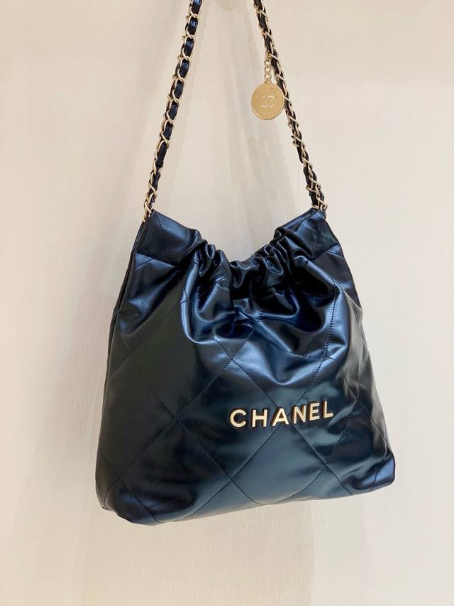 小号终于出少量现货啦 太火了 Cc 春夏火爆22 Bag 垃圾袋 小号正品 46150元购入 独家原厂方框小牛皮 本季最火最值得入手的系列，它的名字叫22 Ba