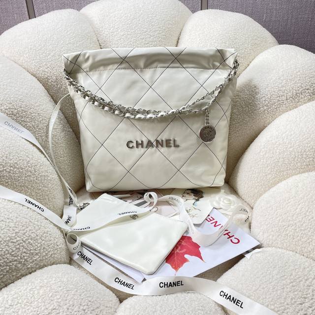 S春夏火爆22 Bag购物袋3260 本季最火最值得入手的系列，它的名字叫22 Bag，小香凡是以数字命名的都必火爆 也一定会成为经典 超级时尚和大气，非常好搭