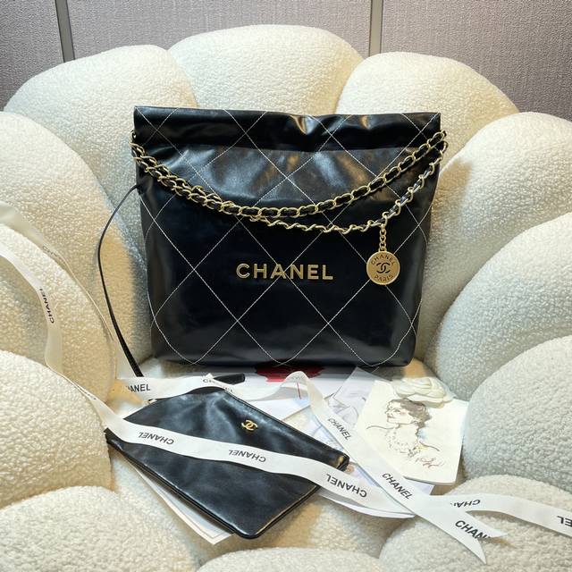 S春夏火爆22 Bag购物袋3260 本季最火最值得入手的系列，它的名字叫22 Bag，小香凡是以数字命名的都必火爆 也一定会成为经典 超级时尚和大气，非常好搭