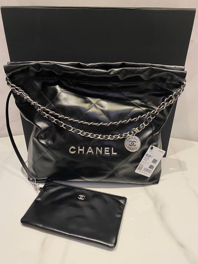 细节 S春夏火爆22 Bag购物袋 本季最火最值得入手的系列，它的名字叫22 Bag，小香凡是以数字命名的都必火爆也一定会成为经典 超级时尚和大气，非常好搭配，