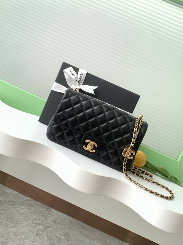 25B双C调节扣方胖子、回归款双Logo链条包复古感的亮面羊皮，既拥有羊皮柔软细腻的外表，小巧精致点缀在包链两头双调节Logo，等等 可以调节的链条各样造型随心