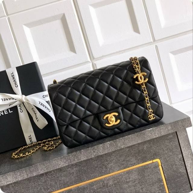 5756大號Cf 23Cm Ohanel25B双C调节扣方胖子、回归款双Logo链条包魅力爆棚颜值超靓！一直是Chanel的爆款复古感的亮面羊皮，既拥有羊皮柔软