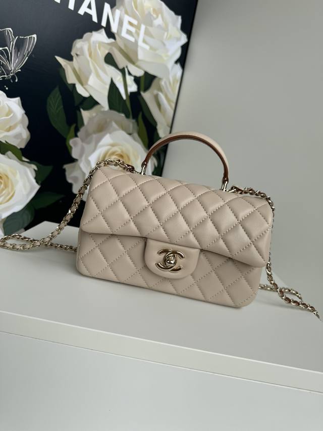 Chanel 25早春最新Mini Cf Handle 手提包 As2431 经典菱格口盖包 饰以精致经典链子搭配手提，细腻漆皮：润饰手袋，脱颖而出，演绎永恒优