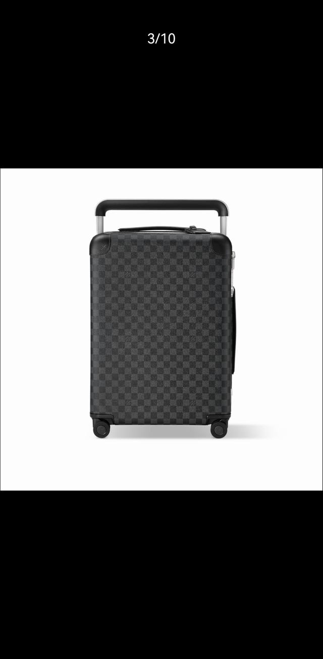 Gf4343Fb 独家实拍 黑格拉杆箱 全新 Horizon 拉杆箱以个性创意革新路易威登的传奇经典，为标志性 Monogram 帆布点缀旅行贴饰，追溯品牌传统