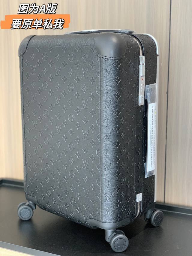 图为市场A版货 有现货 如需要原单货 私我！ 55Cm Horizon 四轮拉杆箱，55厘米 邂逅奢华四轮拉杆箱的未来。由公认的划时代工业设计大师Mrc Nes