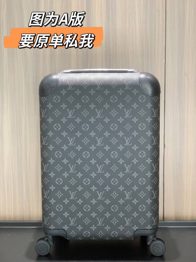 图为市场A版货 有现货 如需要原单货 私我! 55Cm Horizon 四轮拉杆箱,55厘米 邂逅奢华四轮拉杆箱的未来。由公认的划时代工业设计大师Mrc Nes 图为市场A版货 有现货 如需要原单货 私我! 55Cm Horizon 四轮拉杆箱,55厘米 邂逅奢华四轮拉杆箱的未来。由公认的划时代工业设计大师Mrc Nes
