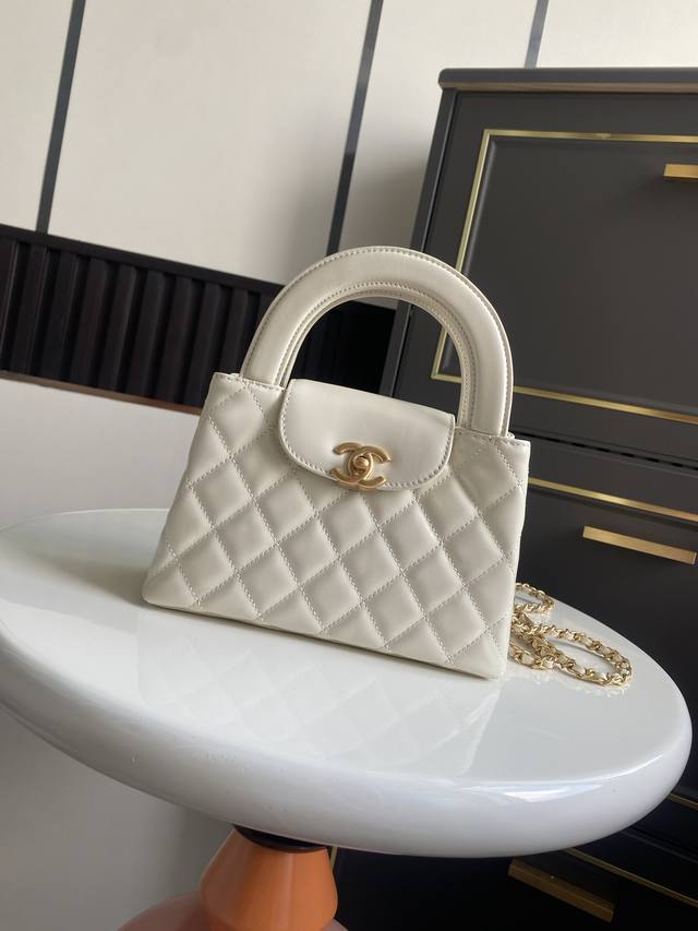 25C Kelly 小羊皮 时尚是一个轮回，大热门中古Kelly被Chanel重新设计焕发生机，中古Kelly以经典的手柄手提出名，在基础加上皮穿链肩带颠覆传统