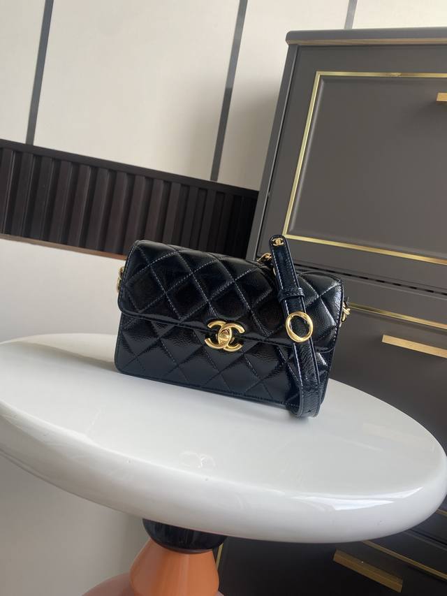 小号 高级系列油蜡皮口盖包黑色的独特的油光材质，拥有如天鹅绒般细腻丰富的触感经典菱格纹搭配复古做旧的五金，皮面肩带不怕会勒肩膀设计简约却充满力量感，标志性的菱格