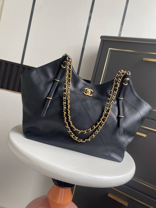 小号 25S 权志龙同款Tote大小号对比 被权志龙种草的Tote真的是太好背啦 重点是小牛的材质 上身自重还很轻 两个尺寸都超美 但是本着大包显瘦的原则 我个