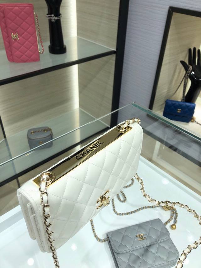 Ohanel 22B新款 熊猫色Woc链条包 小羊皮 翻盖开合 金属牌 旋转搭扣 内置一个拉链袋和六个卡槽。尺寸19Cm. A84456Y Ohanel Tre