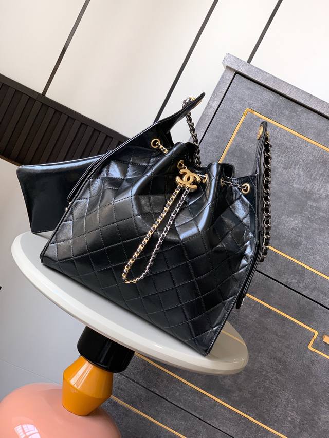 顶级原单 大號25A拼接五金！最新版本！黑油亮皮！ 五金搭配溜金溜银 Ohanel25 A春夏油腊新款嬉皮 亮面黑金 随性慵懒的包型当之无愧的春夏度假王者了 ！