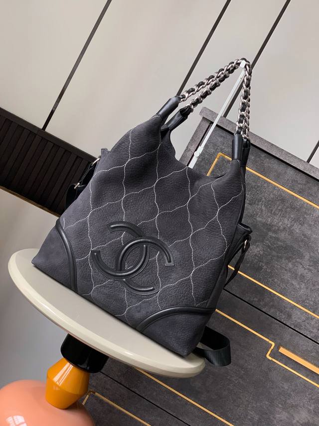 顶级原单 出货啦 暗黑色 Ohanel麂皮托特包轻松随意才是时髦的最高境界、整个包身不会太压个子，各种身高都能轻松驾驭。容量也很可，好搭配，随意的时髦感，不用费