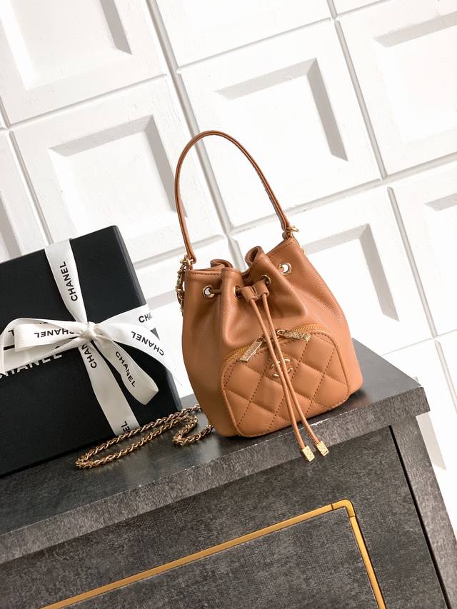顶级原单 土黄焦糖色 Ohanel25B重量级选手、别眨眼，小水桶包，一秒沦陷的仙气奶油白 经典菱格走线+Mini双C Logo，低调又贵气。 抽绳一拉秒变“小