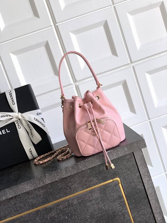 顶级原单 樱花粉 Ohanel25B重量级选手、别眨眼,小水桶包,一秒沦陷的仙气奶油白 经典菱格走线+Mini双C Logo,低调又贵气。 抽绳一拉秒变“小福袋 顶级原单 樱花粉 Ohanel25B重量级选手、别眨眼,小水桶包,一秒沦陷的仙气奶油白 经典菱格走线+Mini双C Logo,低调又贵气。 抽绳一拉秒变“小福袋